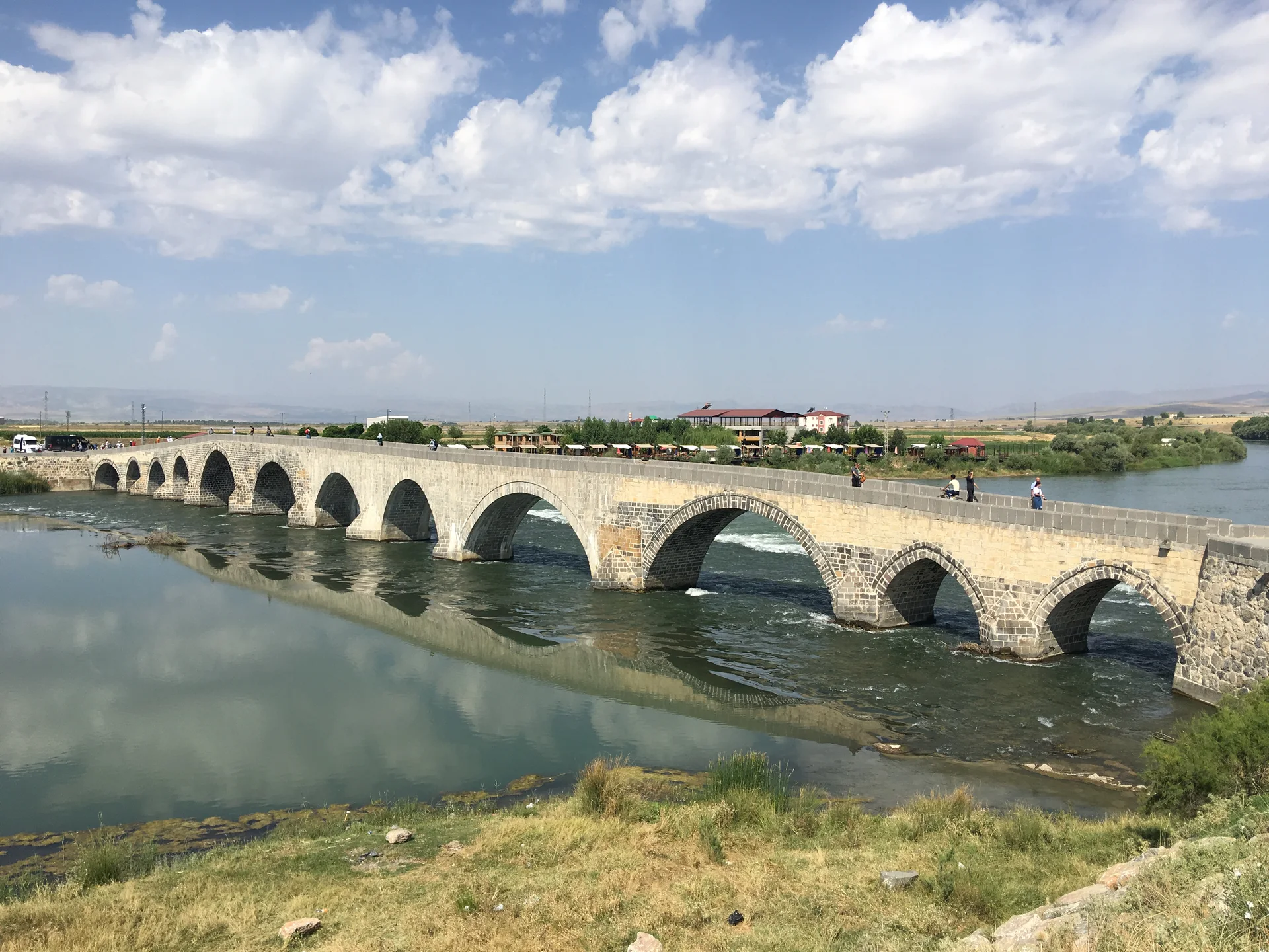 Muş Murat Köprüsü’nün taş kemerleri